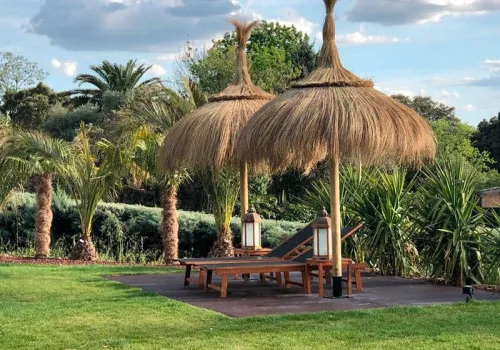 Transats en bois, Baldaquins et parasols en roseaux (paille)
