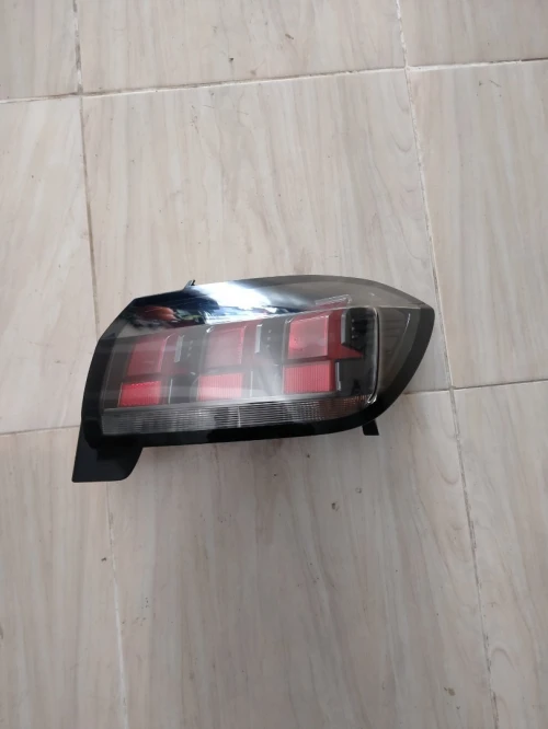 A vendre feu arrière Peugeot 208
