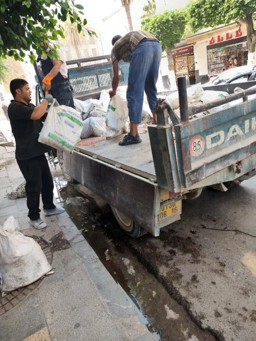 Charge Et Décharge La Casse Sur Alger Transport déchets  Des Gravats.   Espace Vert. Tout Typ