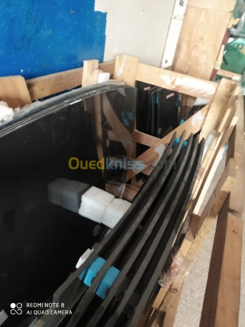 بيع وتركيب زجاج السيارات بكل حرفية وإتقان Toit ouvrant toit panoramique 2023 vitre pare-brise lunette arrière 