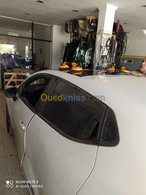 بيع وتركيب زجاج السيارات بكل حرفية وإتقان Toit ouvrant toit panoramique 2023 vitre pare-brise lunette arrière 