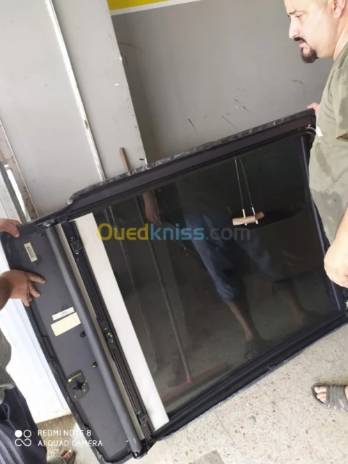 بيع وتركيب زجاج السيارات بكل حرفية وإتقان Toit ouvrant toit panoramique 2023 vitre pare-brise lunette arrière 