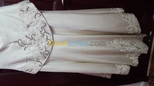 Ensemble blanc perlé avec son bernous 