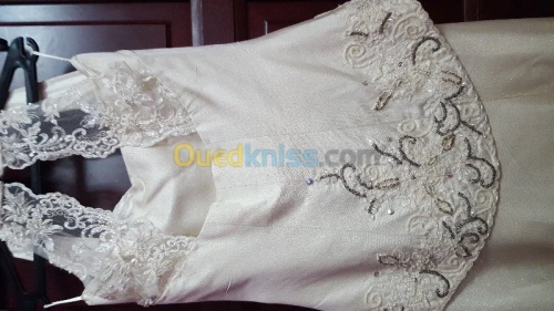 Ensemble blanc perlé avec son bernous 