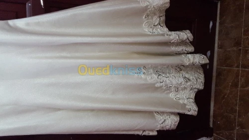 Ensemble blanc perlé avec son bernous 