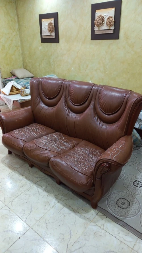 Salon en cuir classique  1 grand + 2 fauteuils  à négocier (Khrub, Constantine)