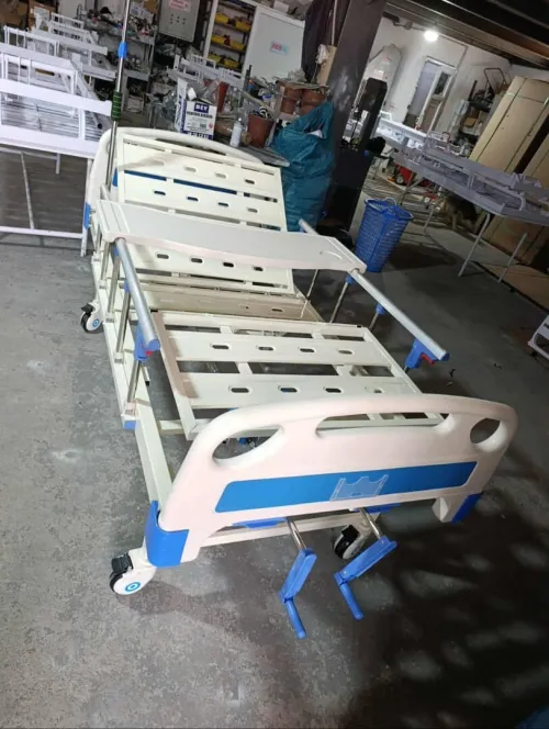 Lit médicale avec table à manger 
