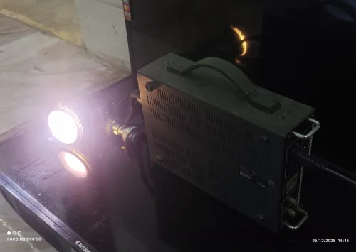 Adaptateur Sony modèle AC-550 avec un projecteur