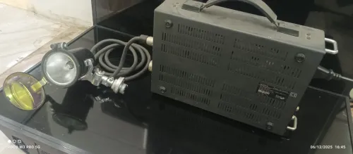 Adaptateur Sony modèle AC-550 avec un projecteur