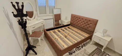 Ensemble Lit+coiffeuse+chaise+2table de nuit+porte manteau+miroire grand model+tapis 3piece