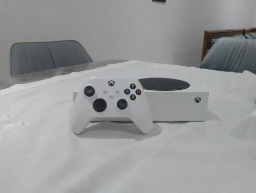 Xbox Series S للبيع | شبه جديد + جميع اللوازم
