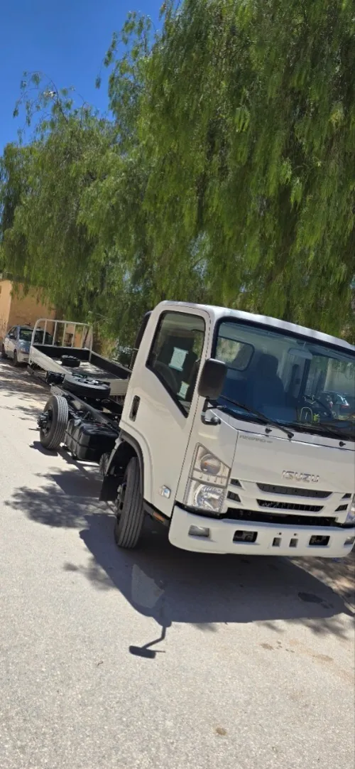 Isuzu npr71 2025