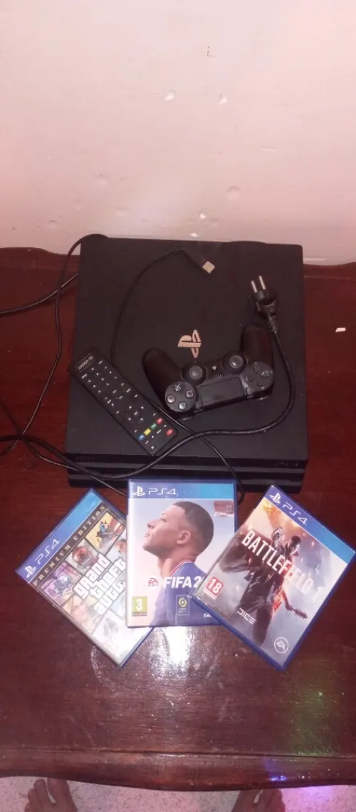 Ps 4 pro jdid versyon 10'50 mst3ml 5 merat brk heba n9iya bezaf m3aha 3 cd n9iya bezaf