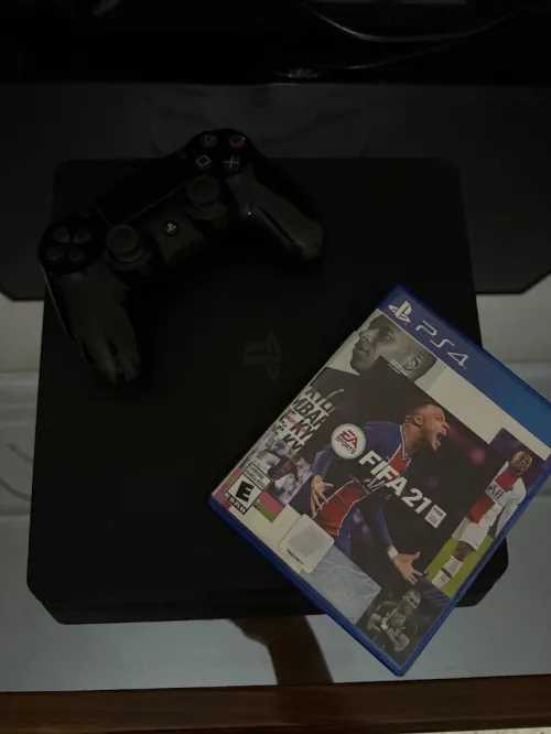 PlayStation 4 avec manette et fifa 21