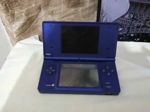 Nintendo DSi |  أزرق مفلاشية نظيفة بزاف و في حالة ممتازة + 32GB اكثر من 60 لعبة و تقدر تزيد اكثر بكثير