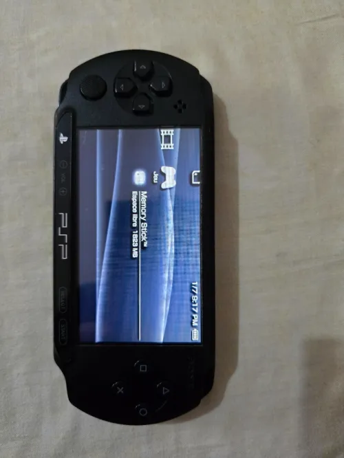 PSP Street E1000 مفلاشية + شاحن أصلي /  جاهزة فيها 6 ألعاب