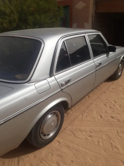 Mercedes 200E 1982 123