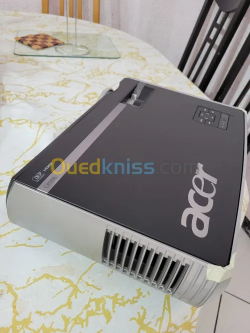 Data Show Acer P7072i DLP projector.