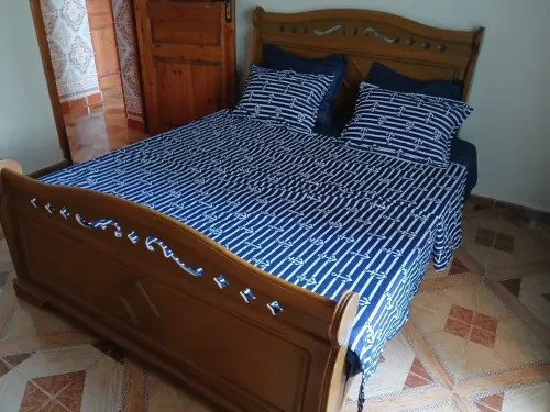 Chambre à coucher bois rouge style Luis Philippe 
