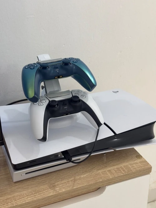 ps5 slim + manette original + station de charge manette + cd fc26 + abonnement ps premium 20/12/2026