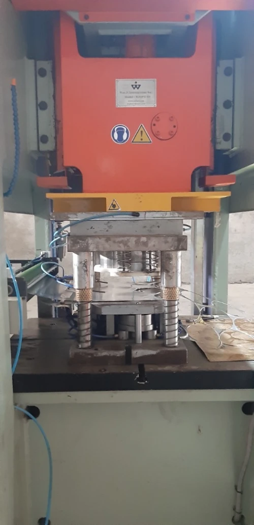 Machine pour Fabrication barquettes en aluminium 