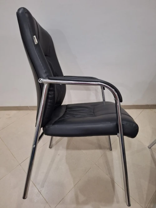 Deux chaises en simili cuir