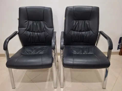 Deux chaises en simili cuir