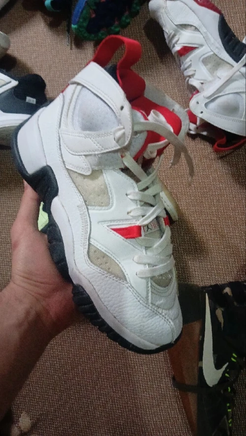 Basket-ball shoes