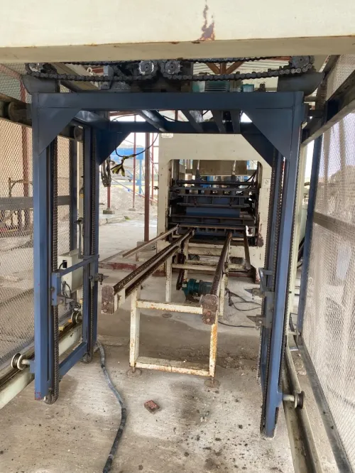 Ligne automatique de fabrication de parpaings, pavés et bordures