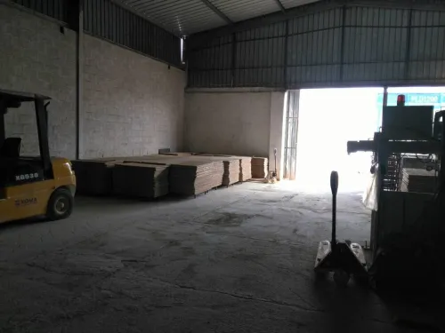 Ligne automatique de fabrication de parpaings, pavés et bordures