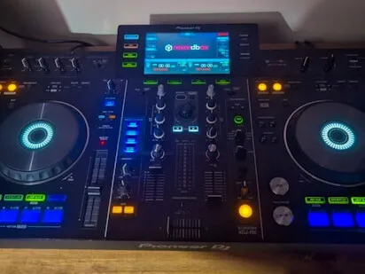 Dj femme et homme caméra photo