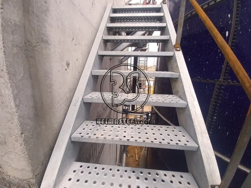 MARCHE ESCALIER EN  CAILLEBOTIS TOLE PLIEE GALVANISEE