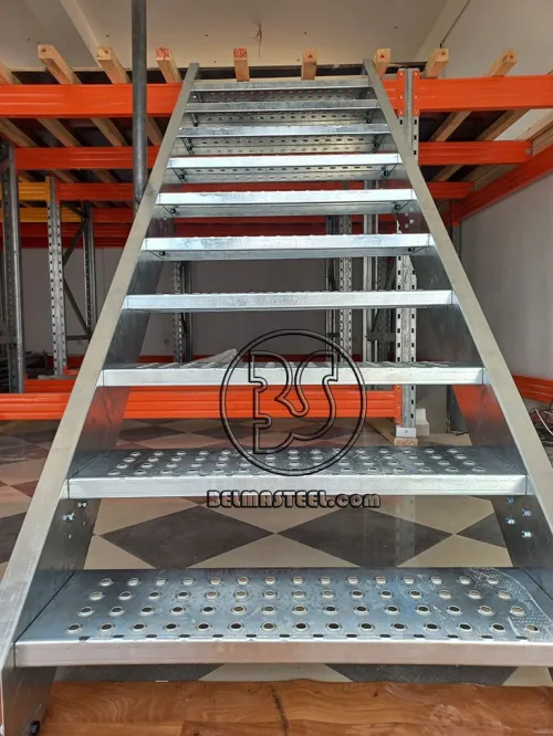 MARCHE ESCALIER EN  CAILLEBOTIS TOLE PLIEE GALVANISEE