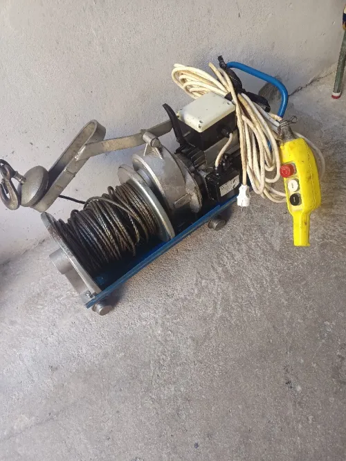 Mont charge électrique 220v italien Bon état 500kg Avec support  