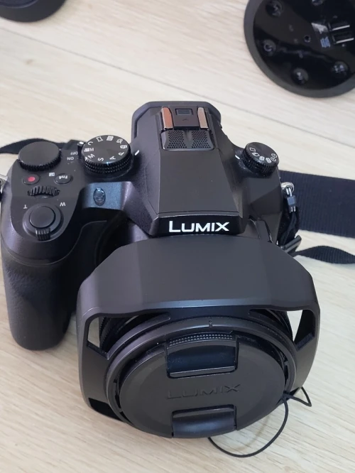 Panasonic Lumix FZ2000 - 20.1MP - VIDEO EN 4K Ultra HD / 24 pi/s - 20x zoom optique Leica Wi-Fi