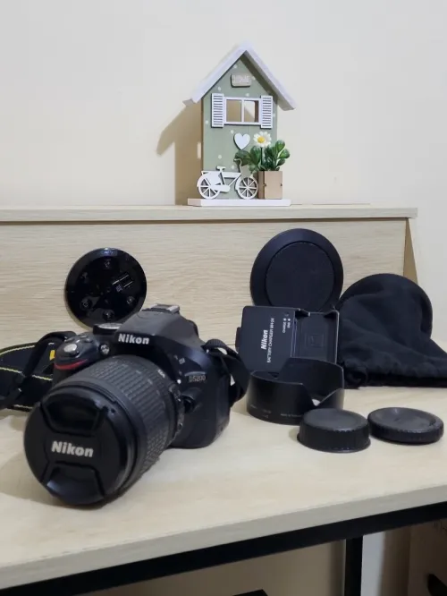 Nikon D5200 Appareil photo numérique Réflex 24,2 Mpix + Objectif AF-S DX 18-105mm f/ ED VR