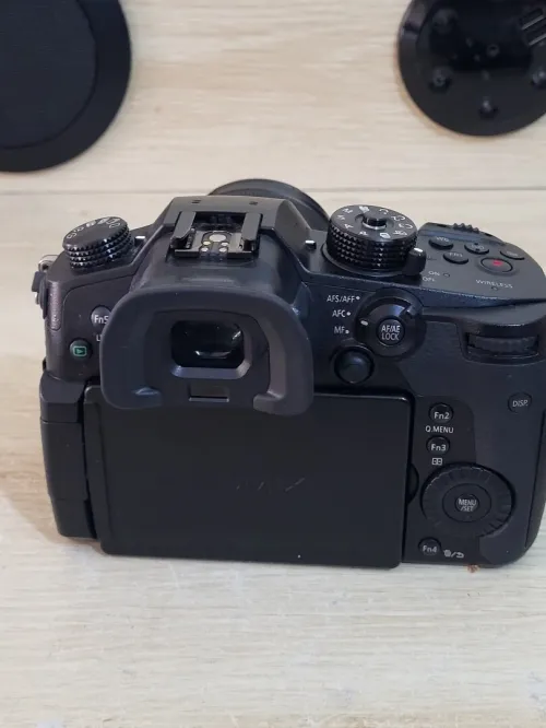Panasonic Lumix DC-GH5 Appareil photo hybride de 20.3 MP | Vidéo UHD 4K/60p à durée illimitée + OBJECTIF Lumix G Vario 12-60mm f/3.5-5.6 Asph