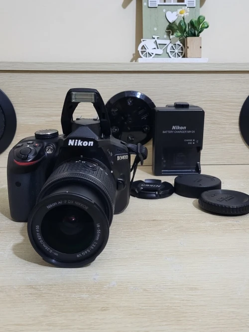 Nikon D3400 Appareil Photo Numérique Réflex 24.2 Mpix + OBJECTIF Nikon AF-P DX Nikkor 18 55mm f 3.5 5.6 g vr