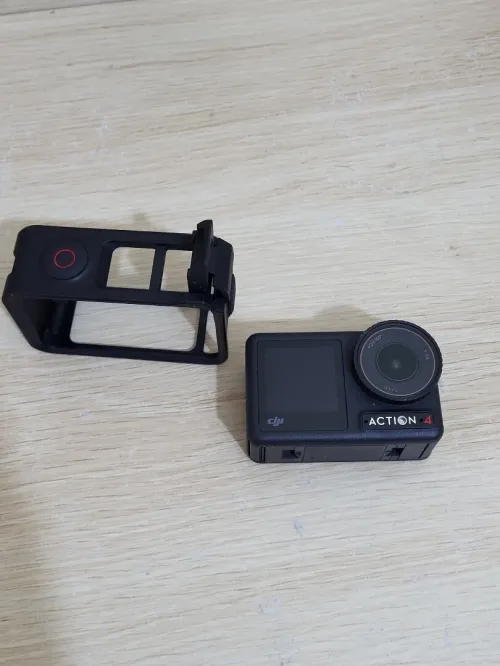 DJI Osmo Action 4 - Caméra d'Action étanche 4K/120 FPS Images saisissantes en Basse lumière 1770mAh