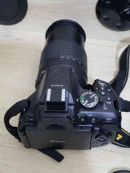 Nikon D5200 Appareil photo numérique Réflex 24,2 Mpix + Objectif AF-S DX 18-105mm f/ ED VR