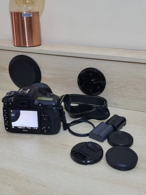 Nikon D7500 DSLR Reflex APS-C DX 20.9 Mégapixels Vidéo 4K UHD + AF-S DX 18-300 mm f/3.5-6.3 G ED VR