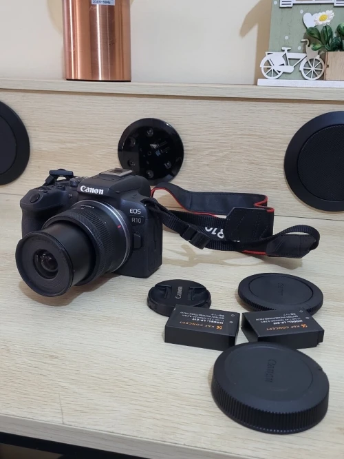 CANON EOS R10 hybride enregistrement en 4K UHD + objectif RF-S 18-45mm F4.5-6.3 IS STM NEUF
