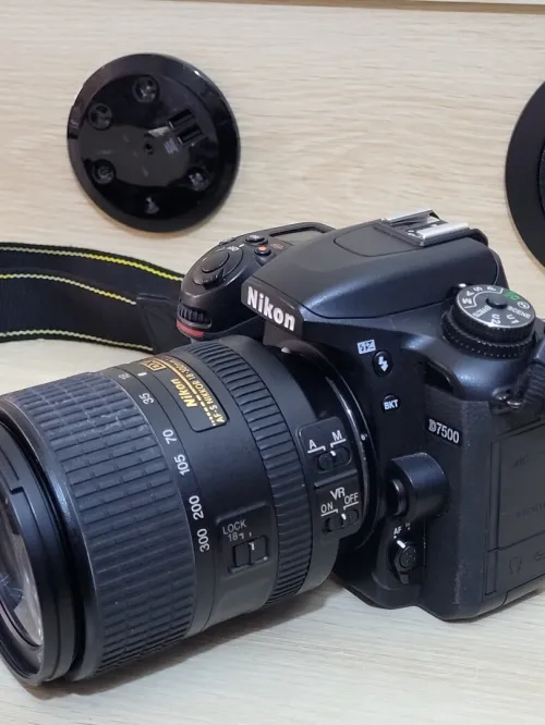 Nikon D7500 DSLR Reflex APS-C DX 20.9 Mégapixels Vidéo 4K UHD + AF-S DX 18-300 mm f/3.5-6.3 G ED VR