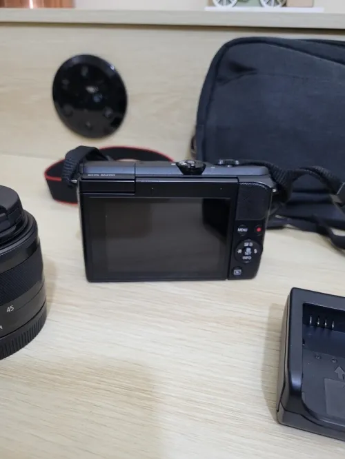 Canon EOS M 200 hybride Vidéo 4K/UHD 30p capteur APS-C de 24Mpx + EF-M 15-45mm f/3,5-6,3 IS STM