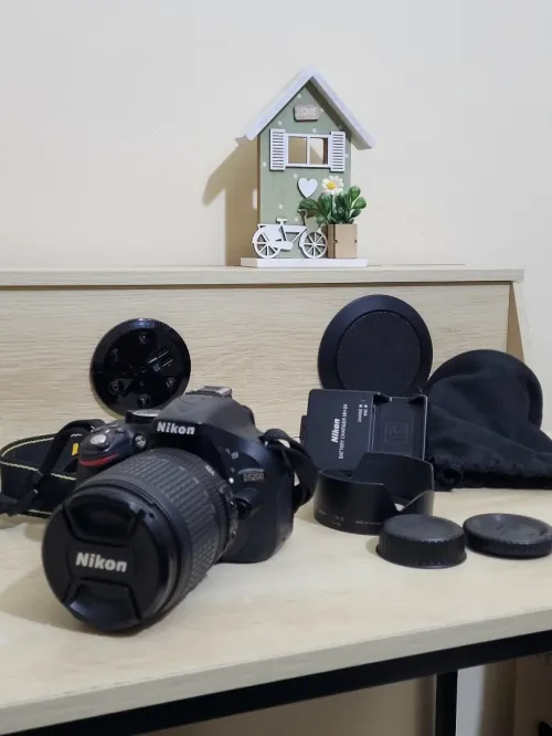 Nikon D5200 Appareil photo numérique Réflex 24,2 Mpix + Objectif AF-S DX 18-105mm f/ ED VR