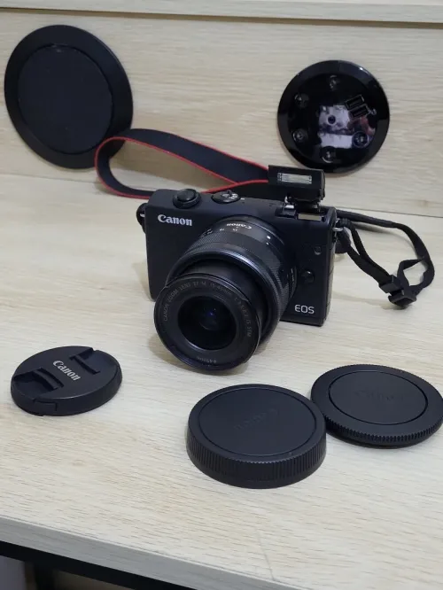 Canon EOS M 200 hybride Vidéo 4K/UHD 30p capteur APS-C de 24Mpx + EF-M 15-45mm f/3,5-6,3 IS STM