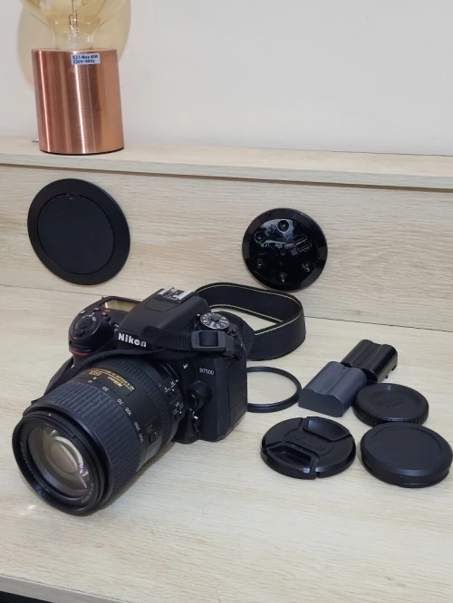 Nikon D7500 DSLR Reflex APS-C DX 20.9 Mégapixels Vidéo 4K UHD + AF-S DX 18-300 mm f/3.5-6.3 G ED VR