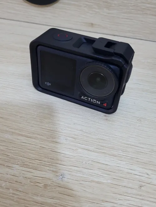 DJI Osmo Action 4 - Caméra d'Action étanche 4K/120 FPS Images saisissantes en Basse lumière 1770mAh