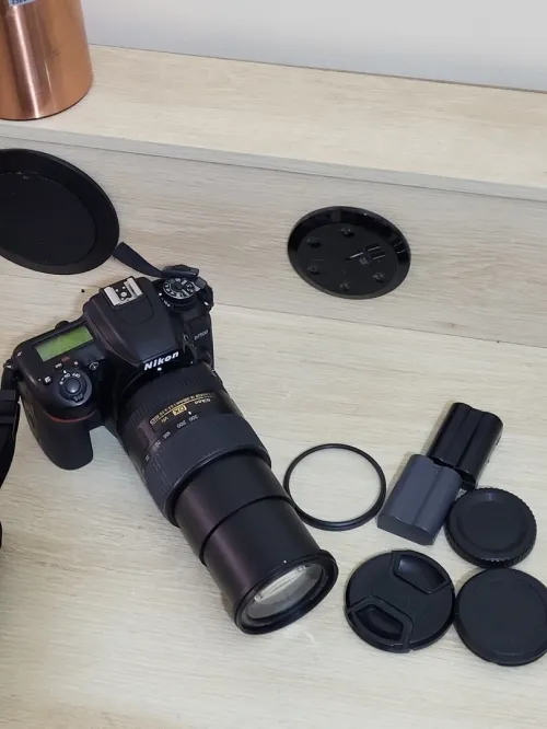 Nikon D7500 DSLR Reflex APS-C DX 20.9 Mégapixels Vidéo 4K UHD + AF-S DX 18-300 mm f/3.5-6.3 G ED VR