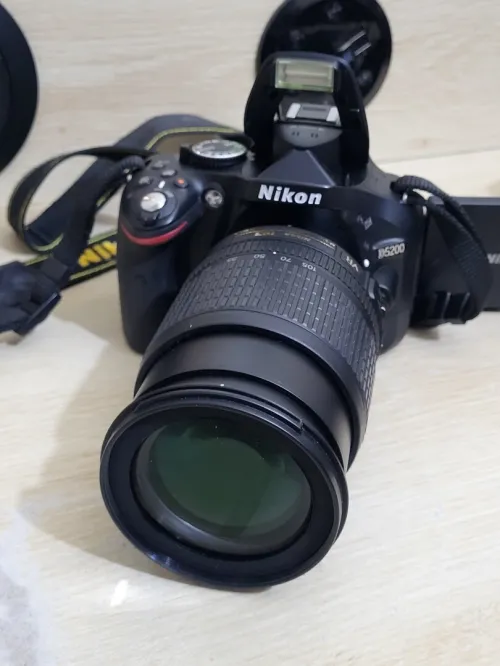 Nikon D5200 Appareil photo numérique Réflex 24,2 Mpix + Objectif AF-S DX 18-105mm f/ ED VR